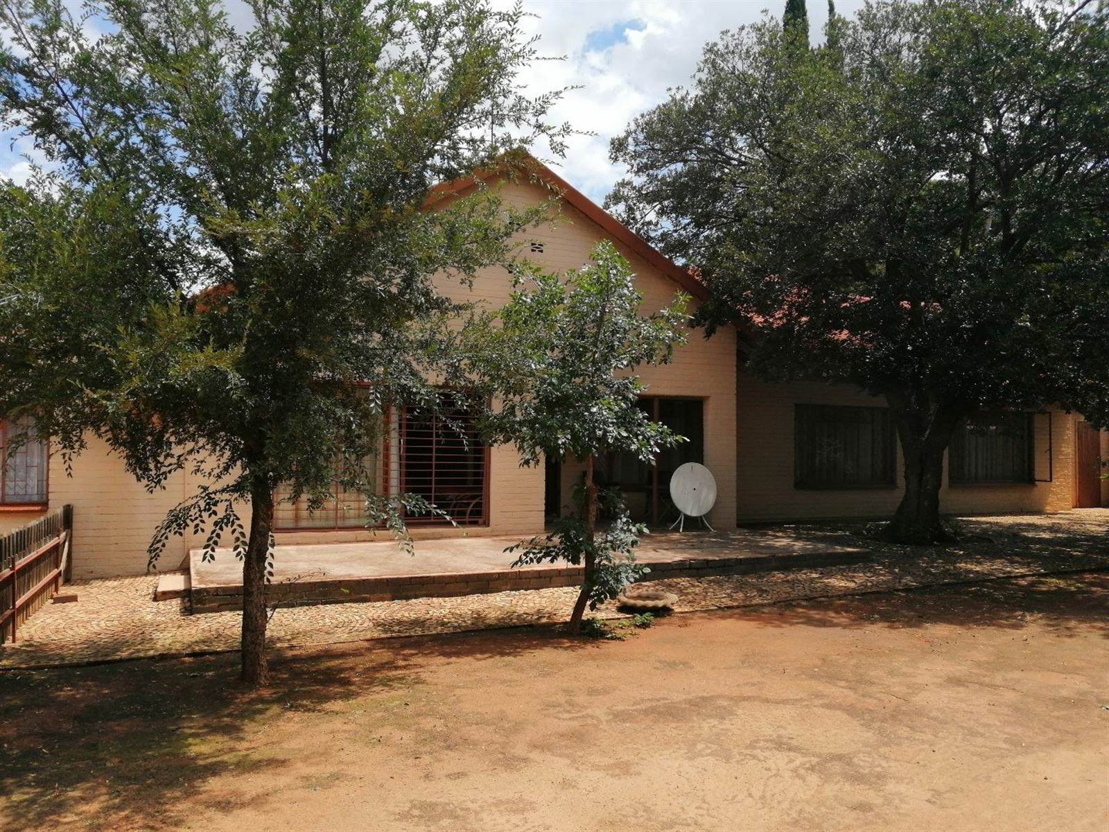 8 Bed House in Wilkoppies photo number 1