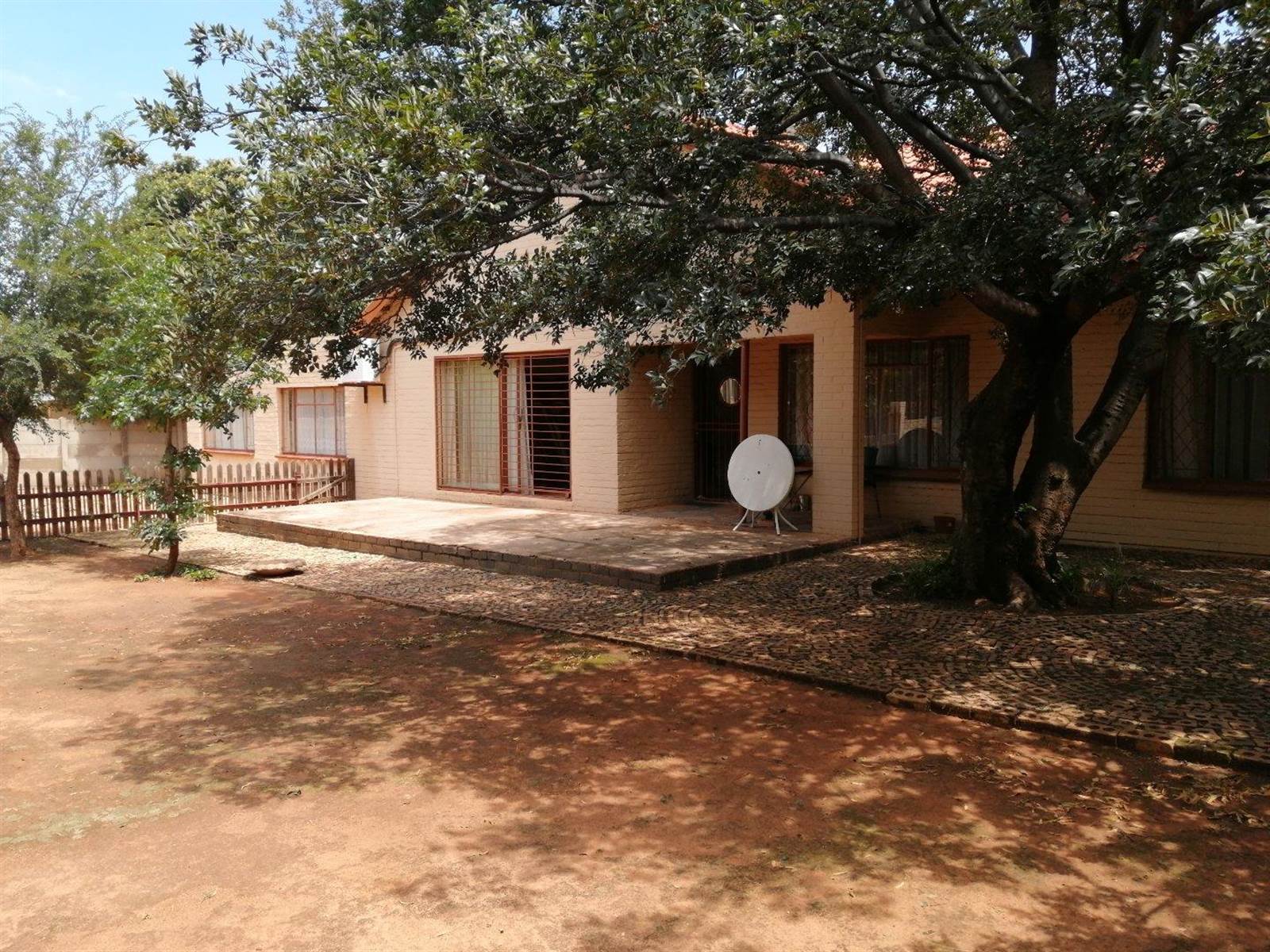 8 Bed House in Wilkoppies photo number 2