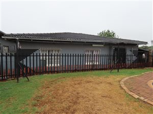 3 Bed House in Roodepoort North