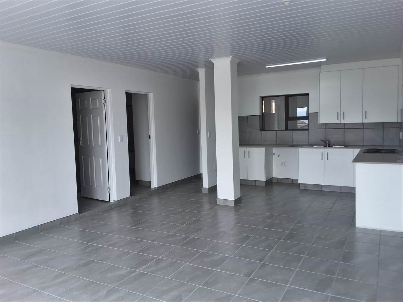 2 Bed Apartment in Mossel Bay Central photo number 5