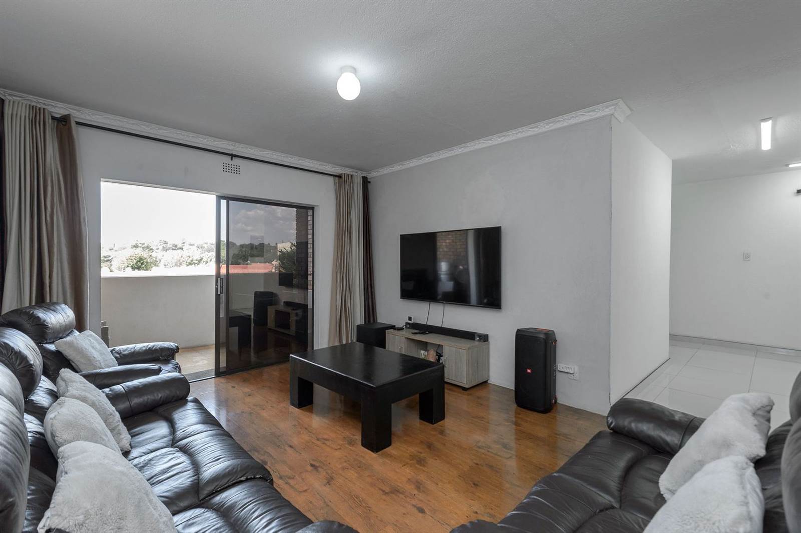 3 Bed Apartment in Sunninghill photo number 6