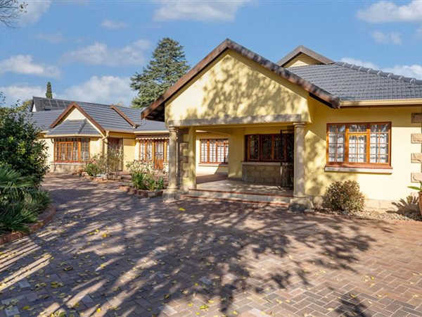 5 Bed House in Lakefield