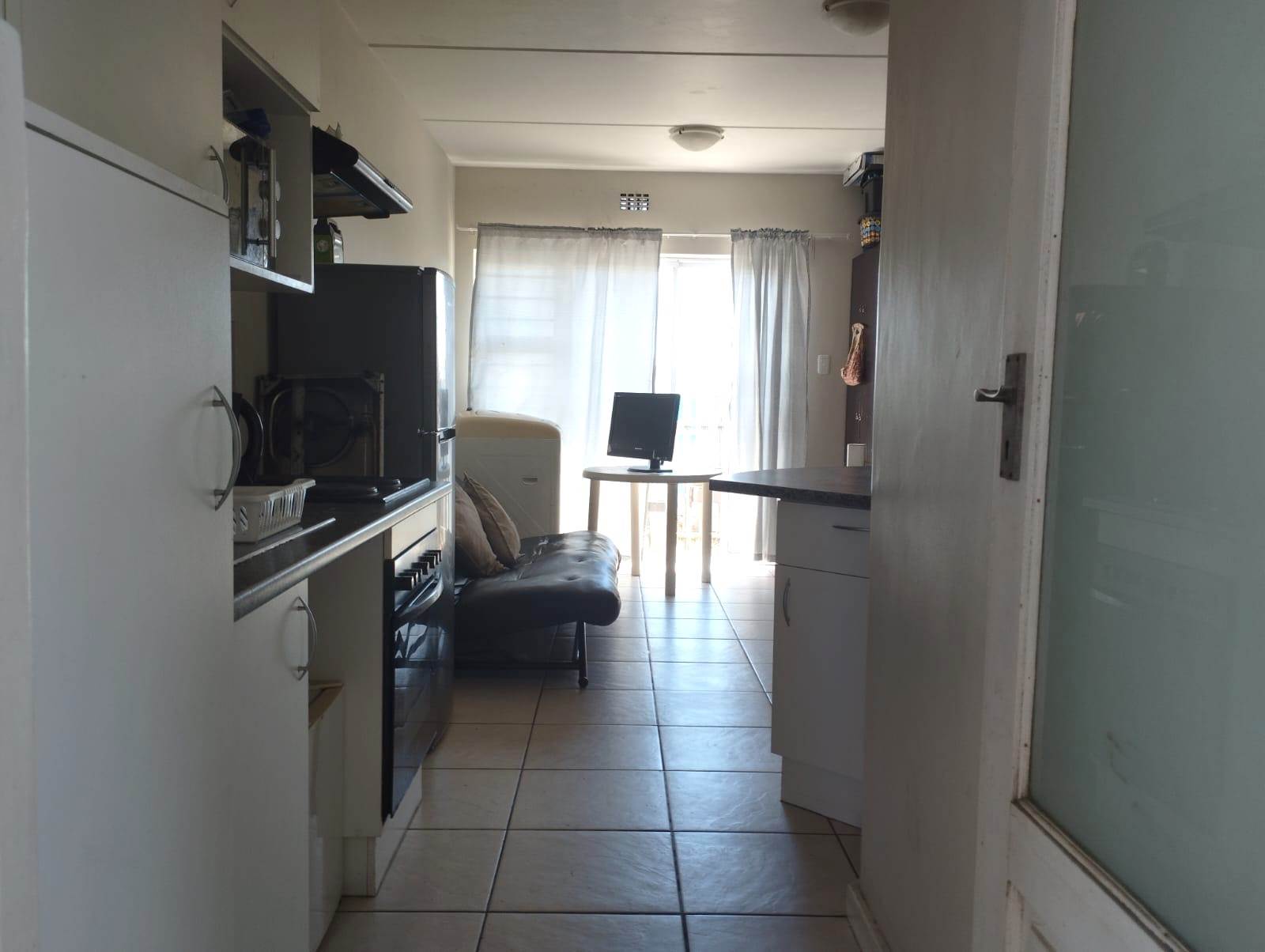 2 Bed Apartment in Kuilsriver photo number 3
