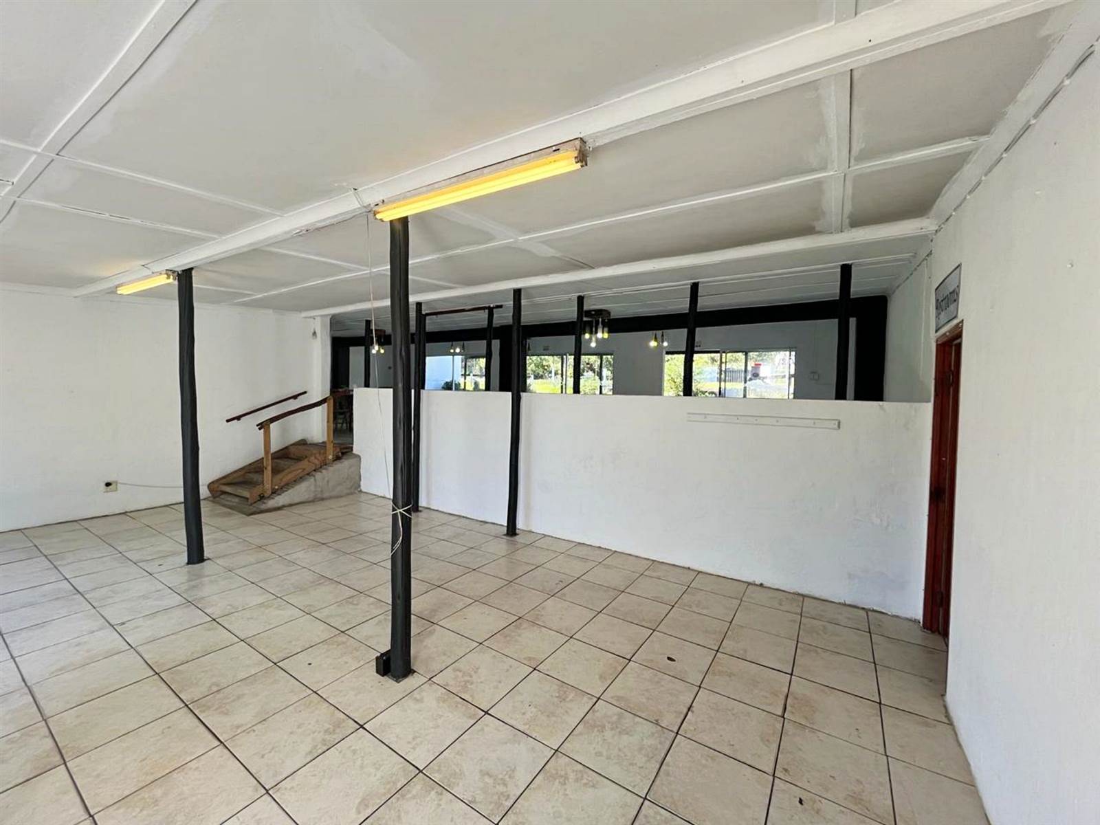 350  m² Commercial space in Bathurst and Surrounds photo number 11