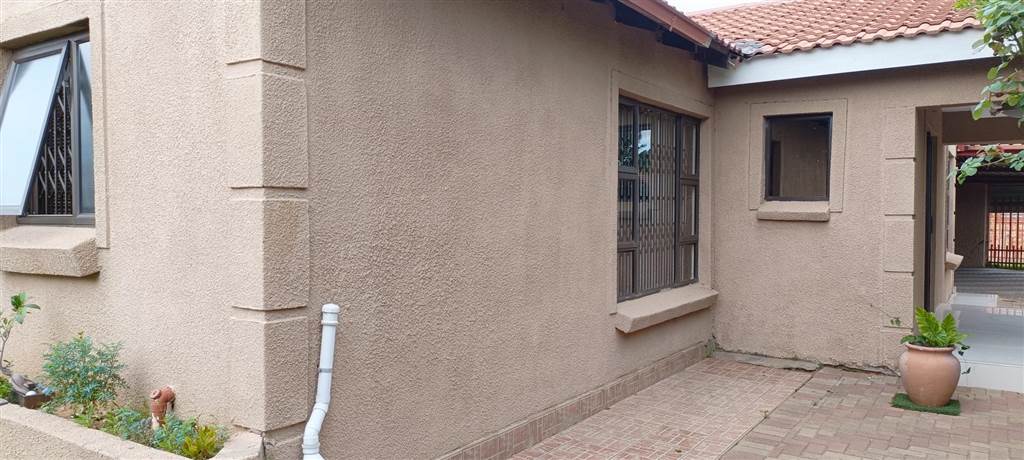 3 Bed House in Bloemfontein photo number 11