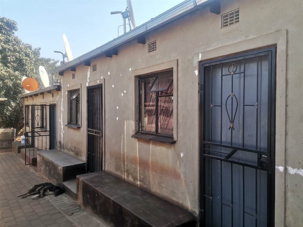 9 Bed House in Winnie Mandela photo number 9