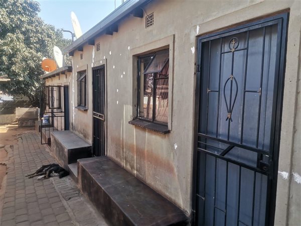 9 Bed House in Winnie Mandela