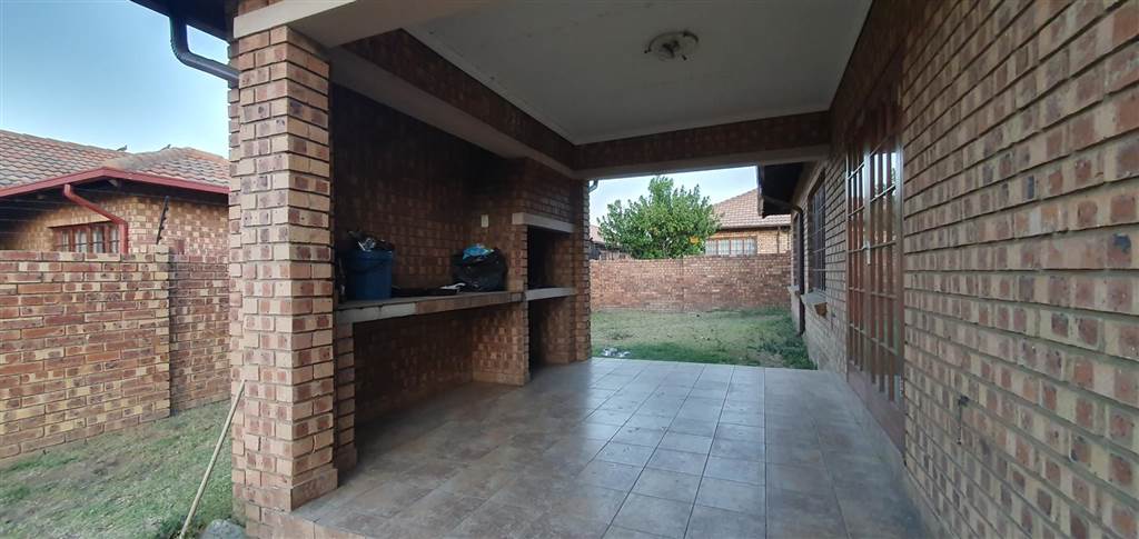 3 Bed House in Highveld Park photo number 2