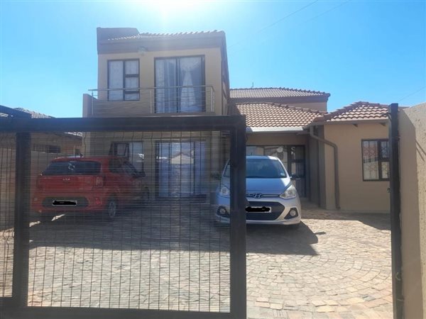 9 Bed House in Protea Glen