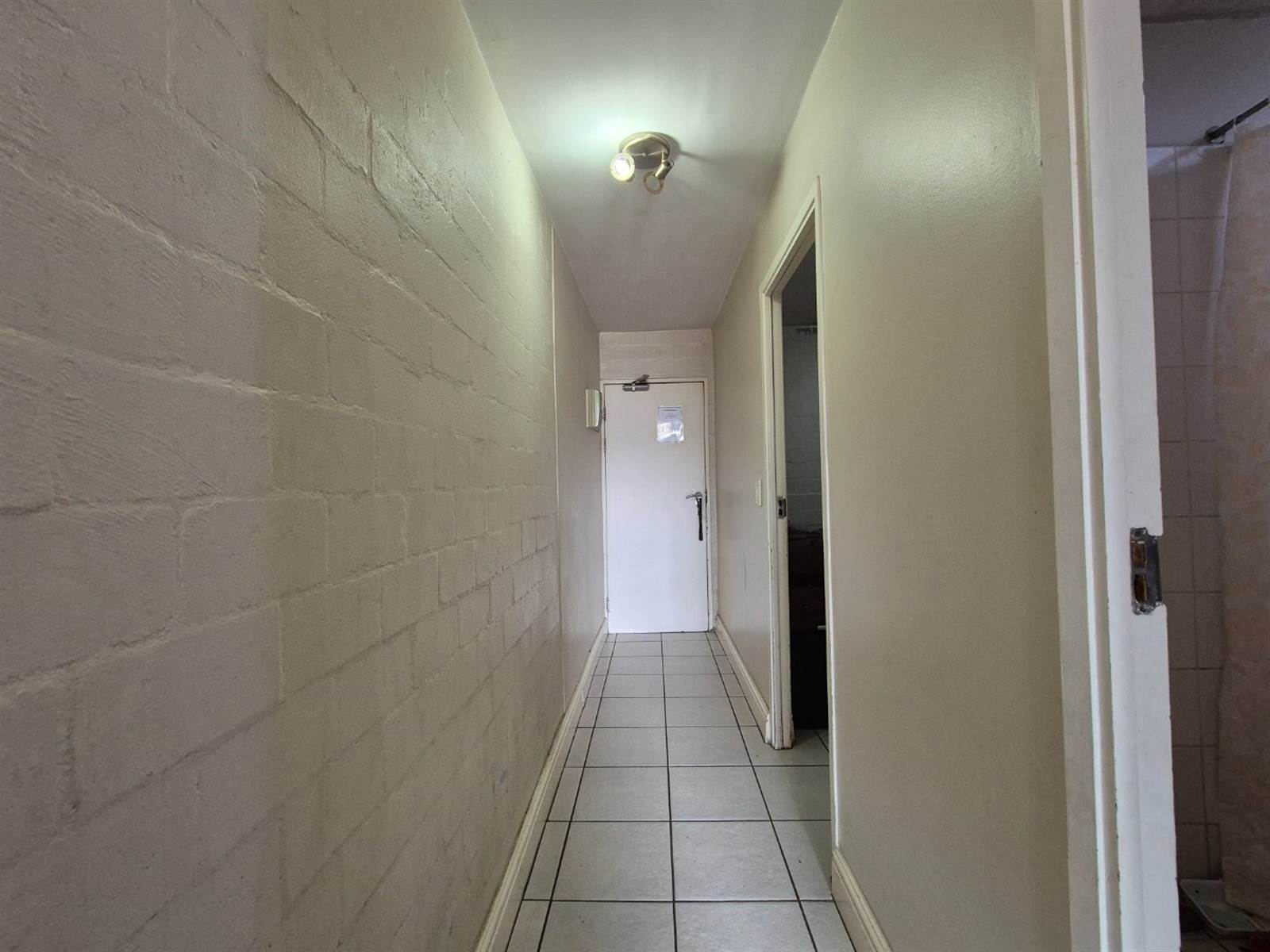 1 Bed Apartment in Wynberg photo number 2
