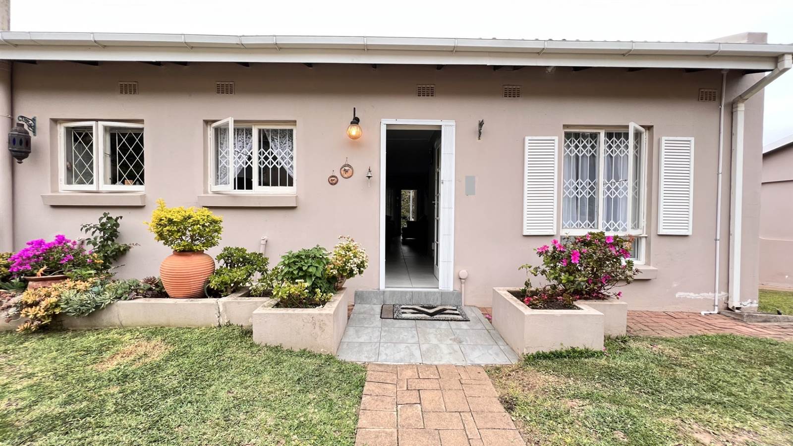 2 Bed Townhouse in Uvongo photo number 3