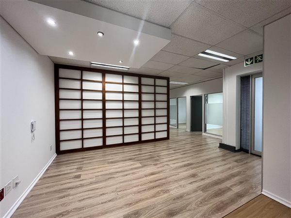 211  m² Commercial space in Illovo