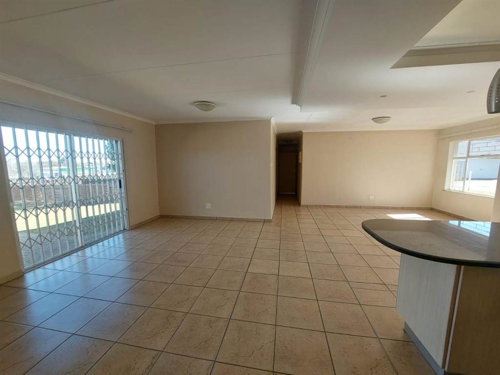 3 Bed Townhouse in Secunda photo number 7
