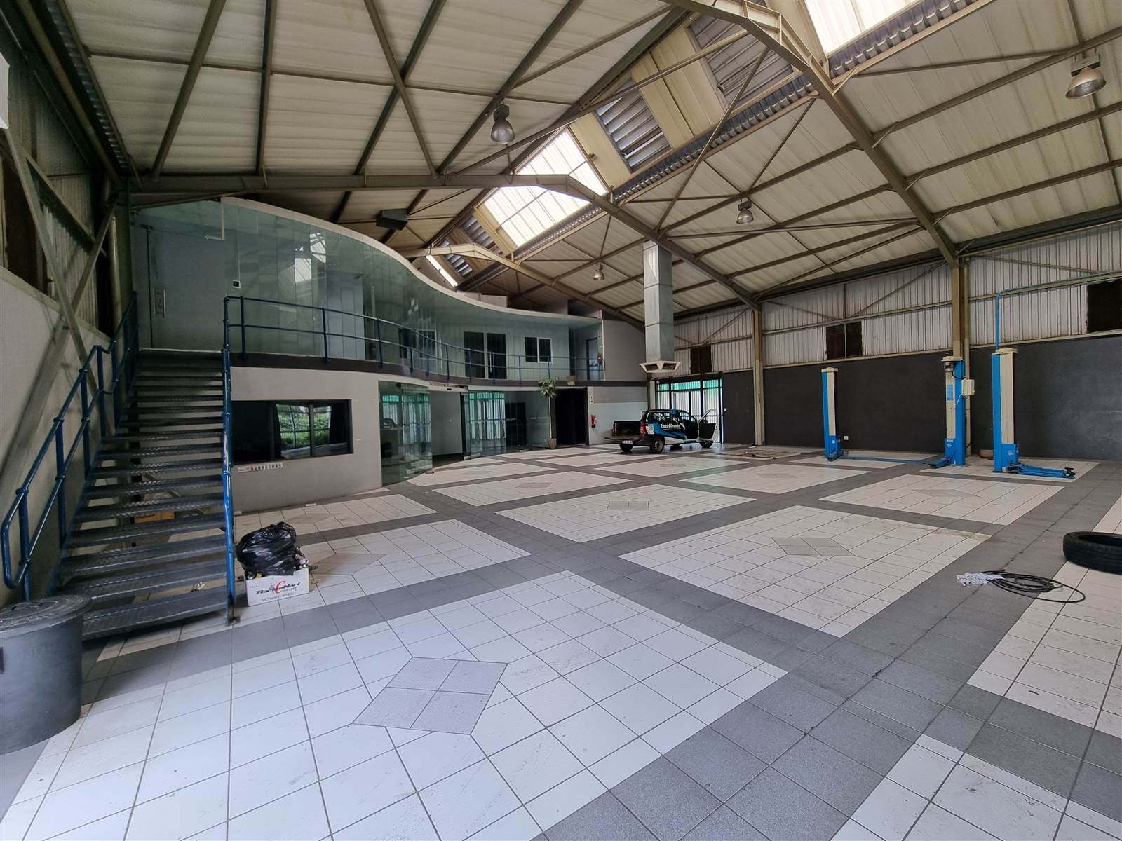 1350  m² Industrial space in Longmeadow photo number 2