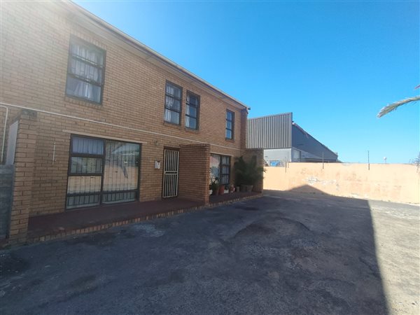 3 Bed Apartment in Grassy Park