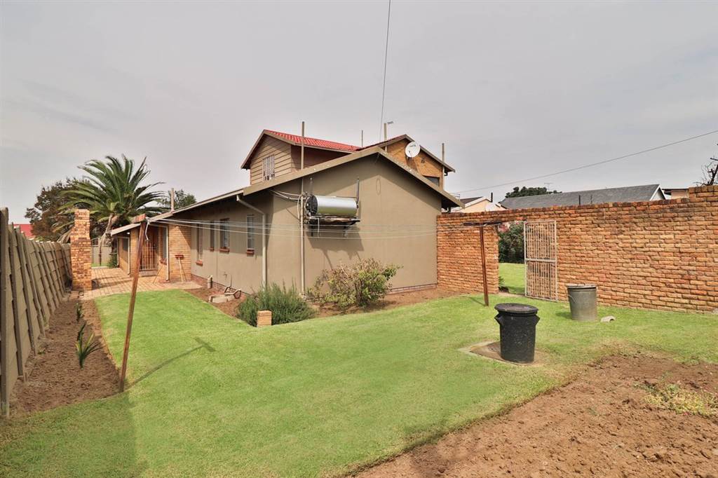 4 Bed House in Reiger Park photo number 23