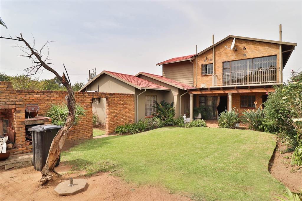 4 Bed House in Reiger Park photo number 22