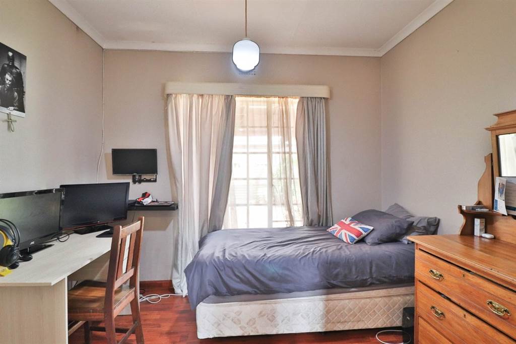 4 Bed House in Reiger Park photo number 9