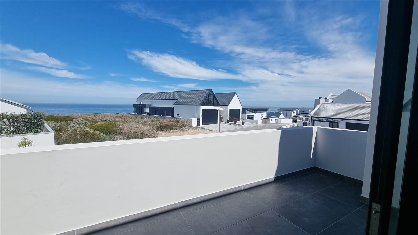3 Bed House in Yzerfontein photo number 4