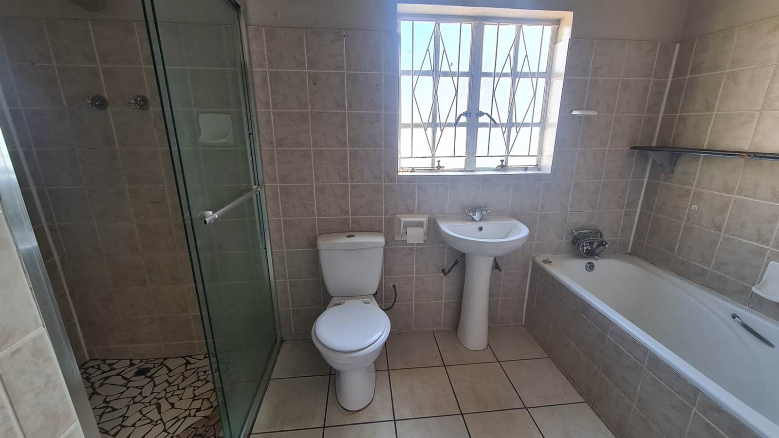 3 Bed House in Aliwal North photo number 9