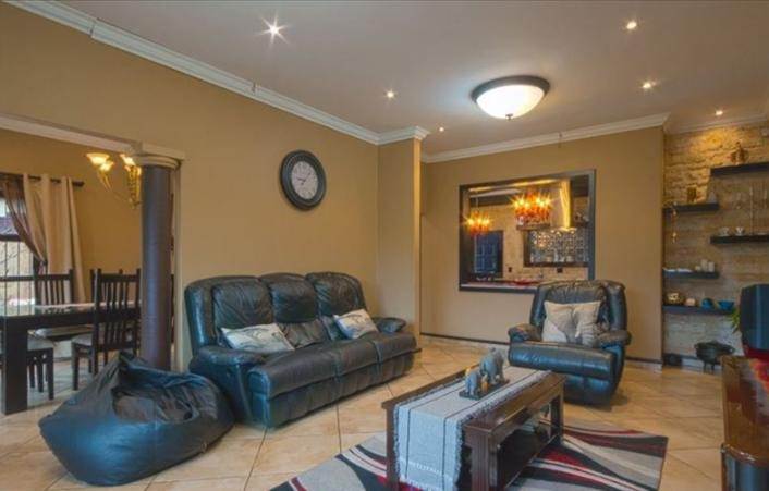 6 Bed House in Glen Marais photo number 5
