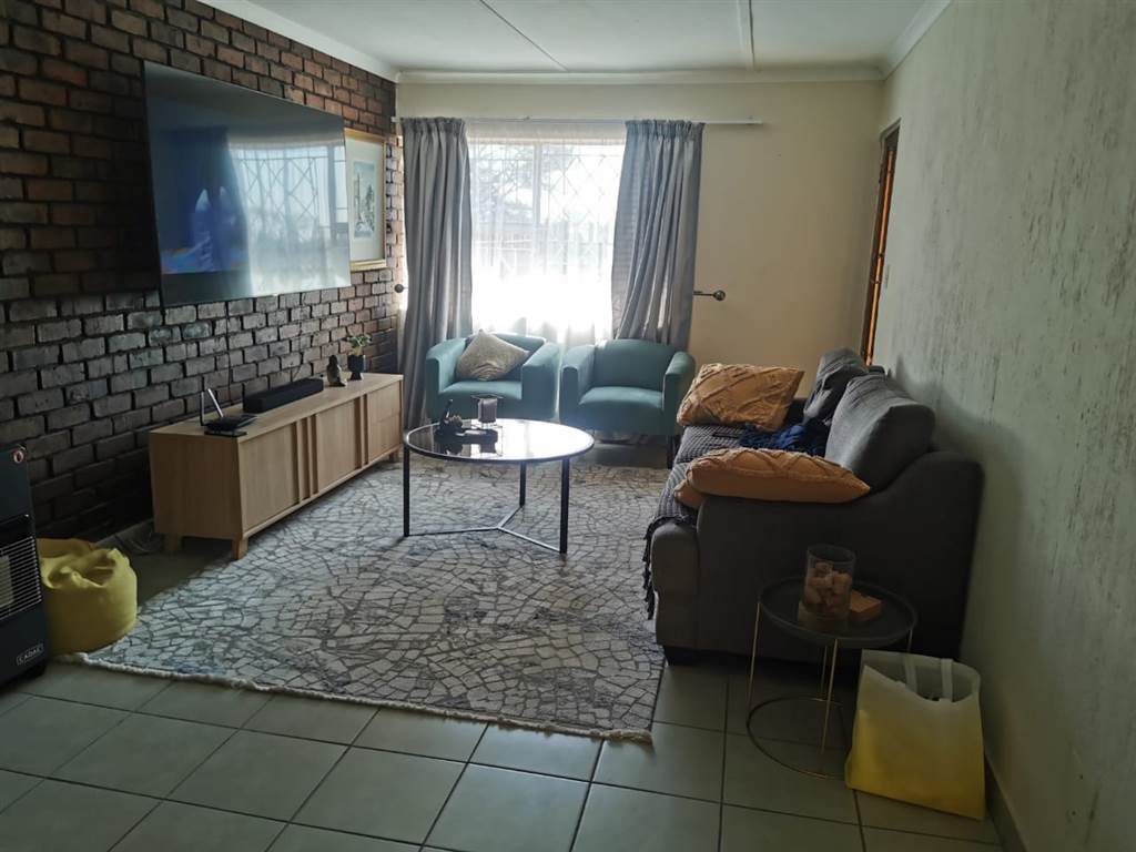 2 Bed Townhouse in Brakpan Central photo number 3