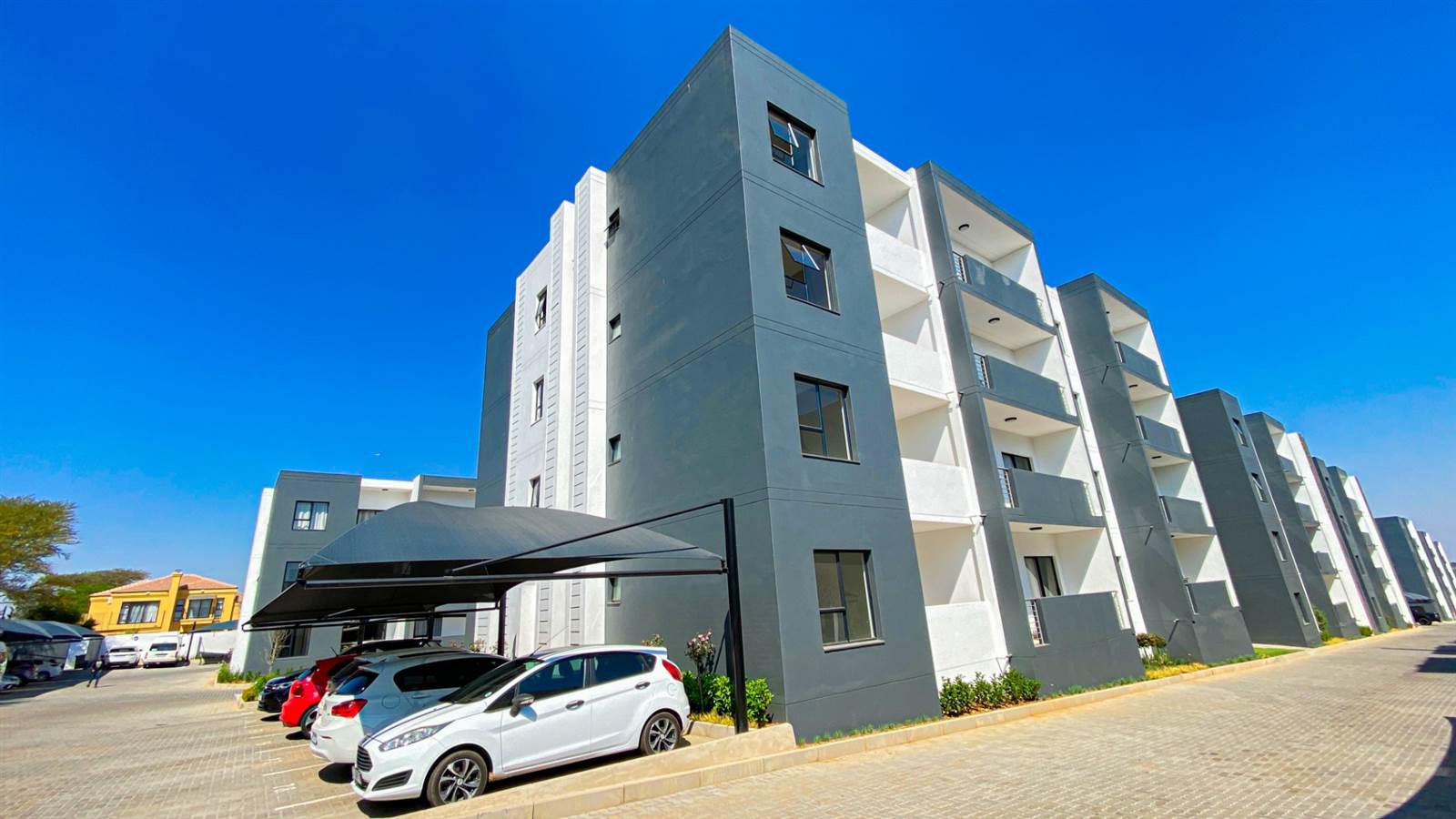 2 Bed Apartment in Kyalami photo number 3