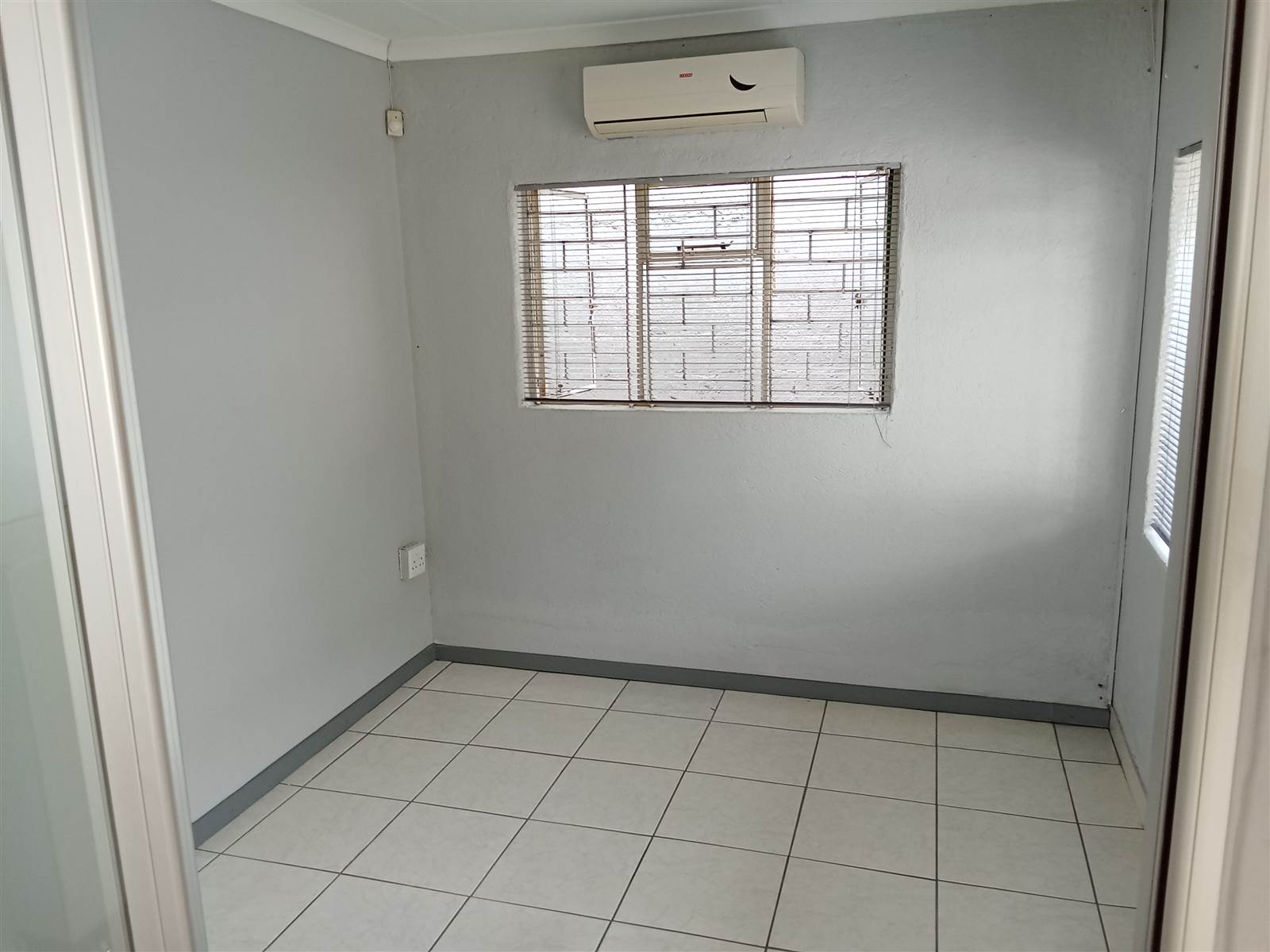 90  m² Commercial space in Sonheuwel photo number 5