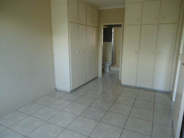 3 Bed Townhouse in Tableview photo number 17