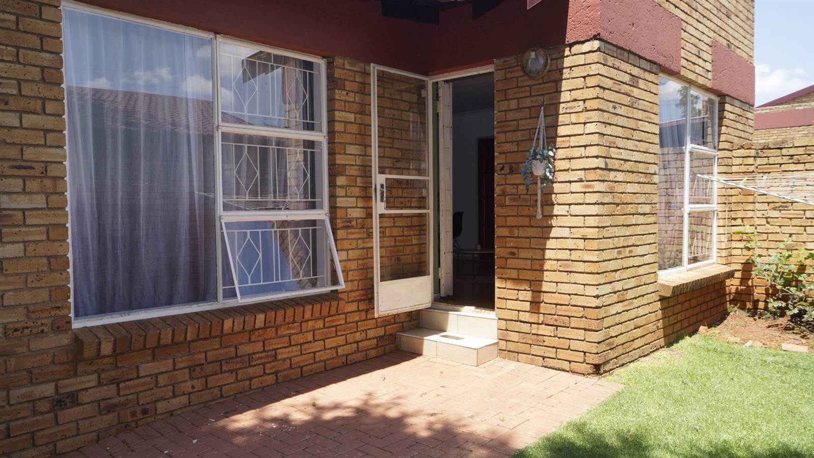 2 Bed Townhouse in Bergbron photo number 3