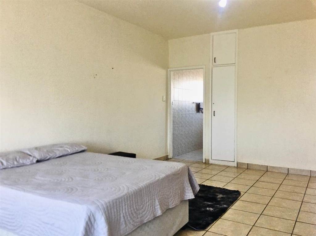 1 Bed Apartment in Amanzimtoti photo number 6
