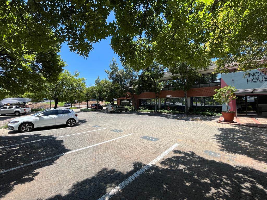 762.71  m² Commercial space in Bryanston photo number 2