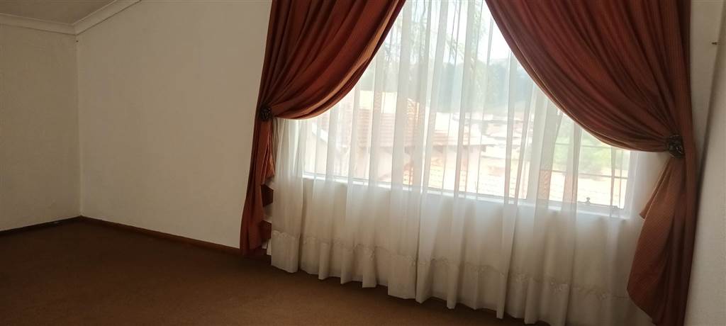 2 Bed Townhouse in Rangeview photo number 14