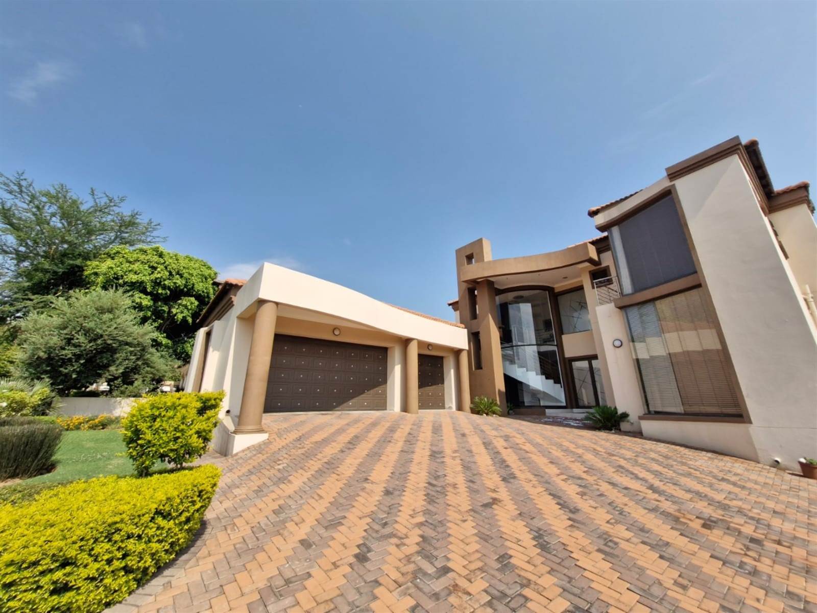 6 Bed House in Blue Valley Golf Estate photo number 1