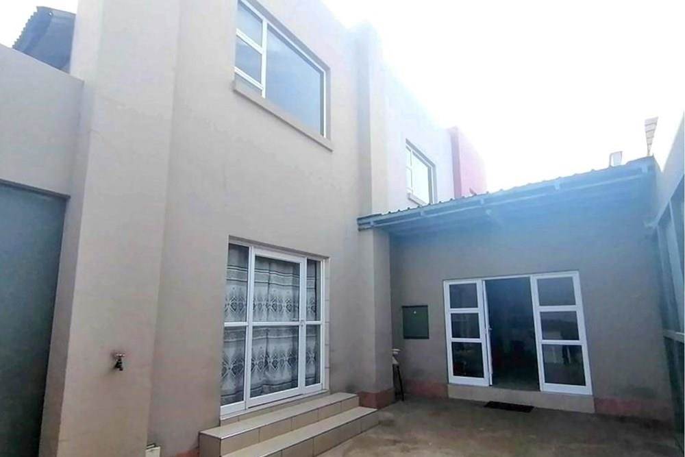 6 Bed House in Turffontein photo number 3