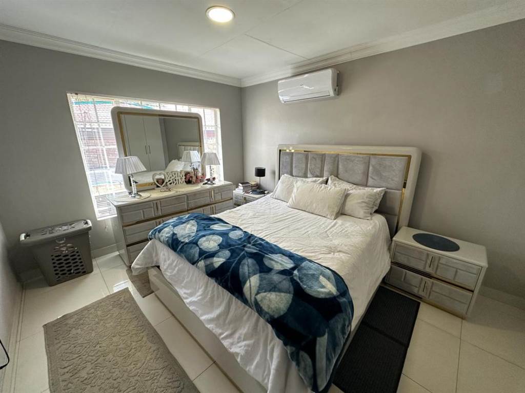 2 Bed Apartment in Centurion CBD photo number 4
