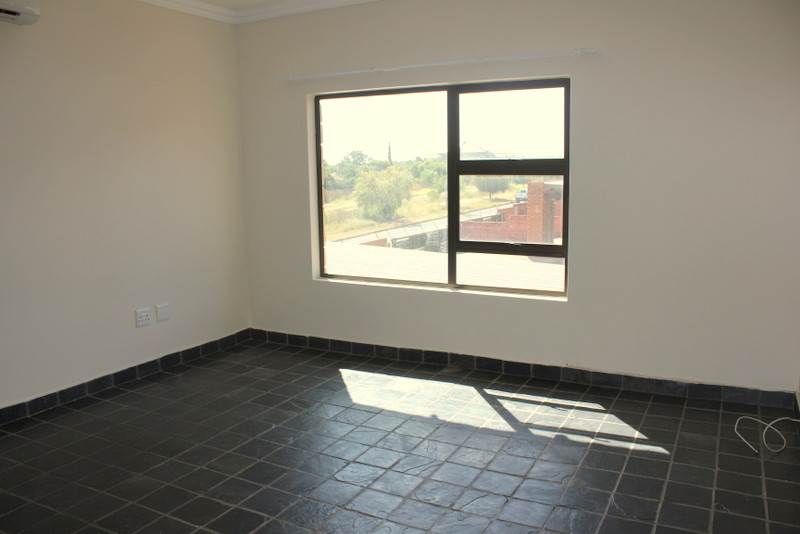 2 Bed Townhouse in Langenhoven Park photo number 5