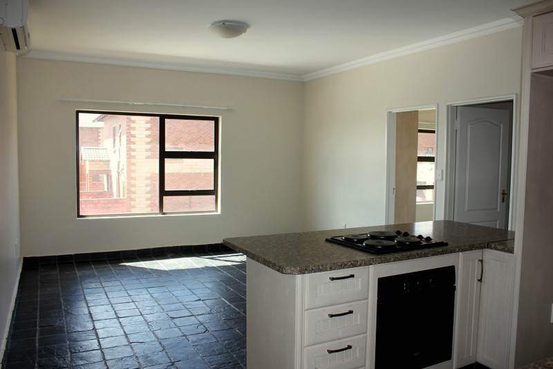 2 Bed Townhouse in Langenhoven Park photo number 2