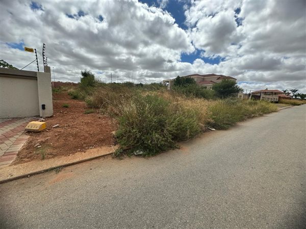 1334 m² Land available in Serala View