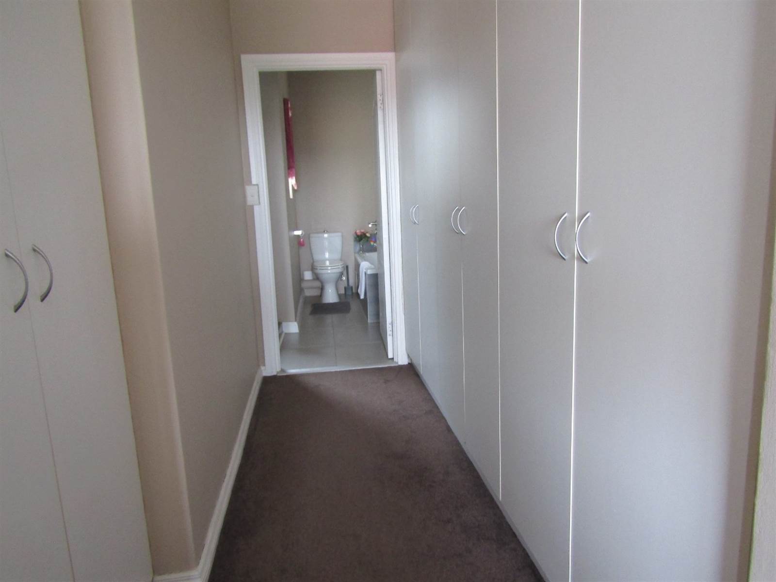 2 Bed Apartment in Greenstone Hill photo number 20