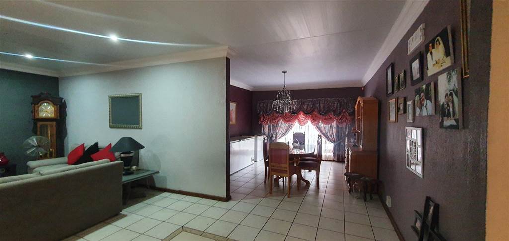 4 Bed House in Wilkoppies photo number 8