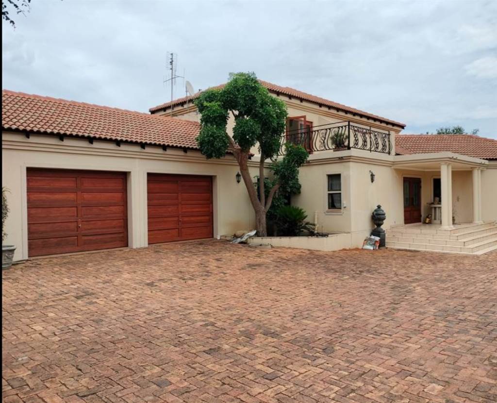 4 Bed House in Leeuwfontein Estate photo number 1