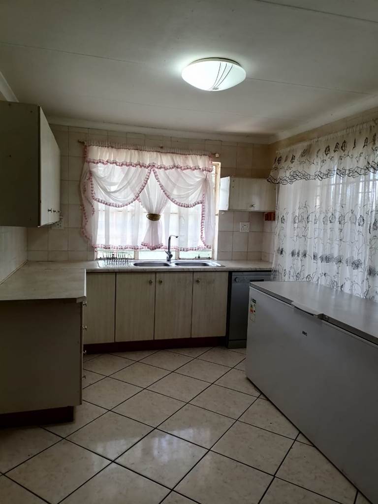4 Bed House in Vierfontein photo number 17