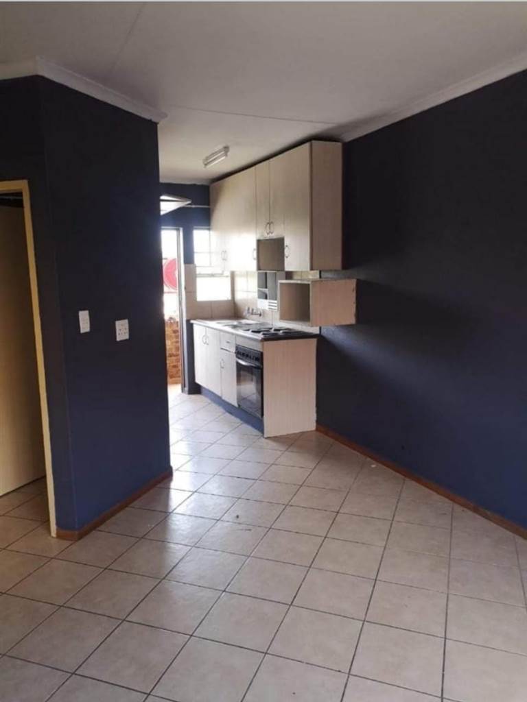 2 Bed Apartment in Olievenhoutbosch photo number 2