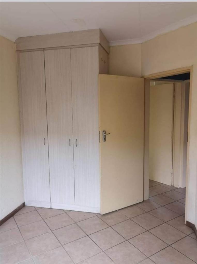 2 Bed Apartment in Olievenhoutbosch photo number 7