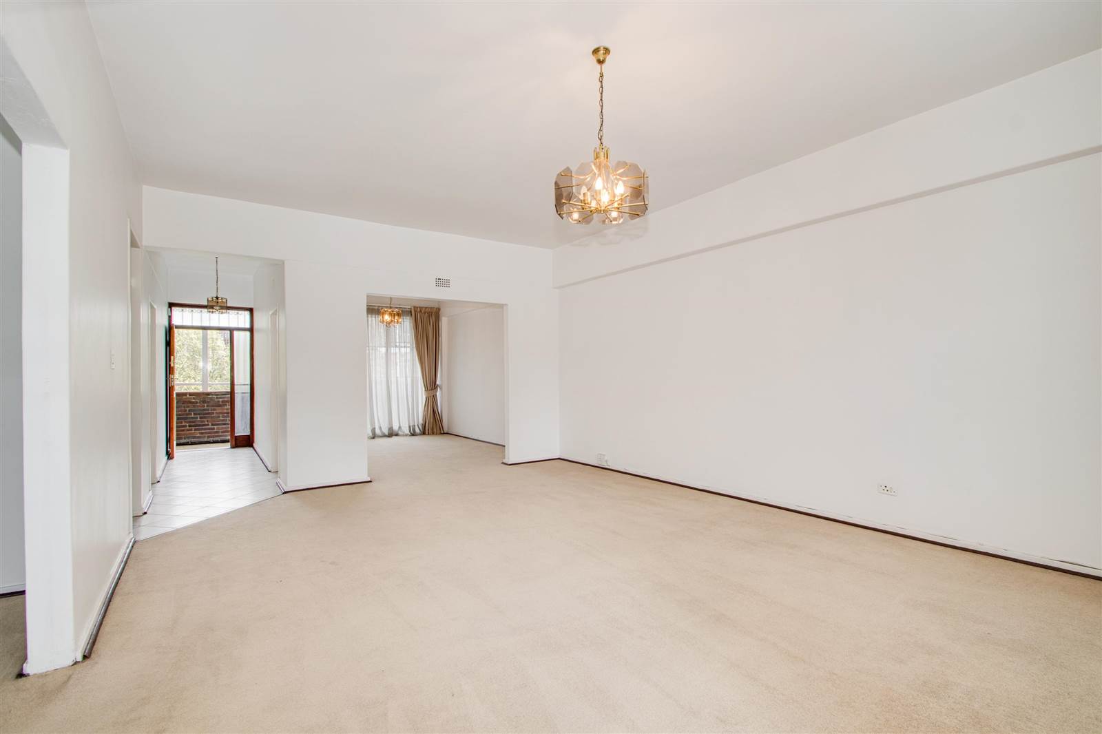 3 Bed Apartment in Hyde Park photo number 4