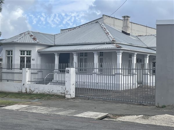 215  m² Commercial space in Southernwood
