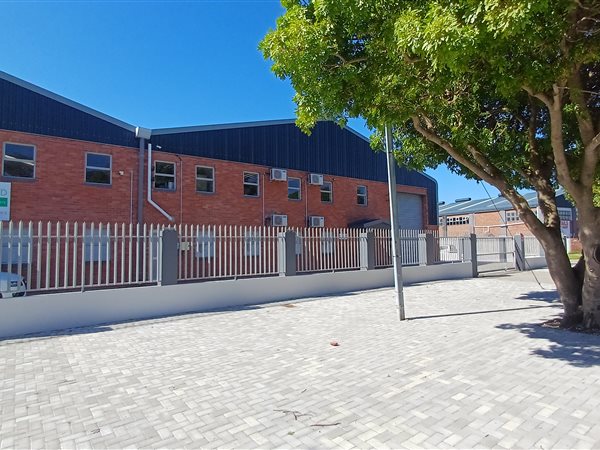 761  m² Industrial space