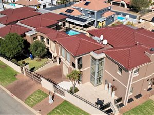 8 Bed House in Aqua Vista