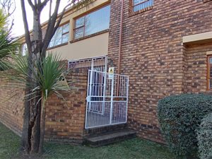 3 Bed Townhouse in Vanderbijlpark CE3